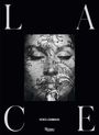„L A C E“ sind um ein Gesicht in schwarzer Spitze angeordnet. Texte: Dolce & Gabbana, Rizzoli New York.