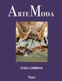 "Arte Moda. Dolce & Gabbana. Ein prächtiges Kleid in einem opulent dekorierten Raum mit Fresken und historischen Motiven."