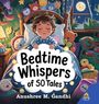 „Bedtime Whispers of 50 Tales“ von Anushree M. Gandhi. Ein Kind schläft in einem Bett voller Kuscheltiere.