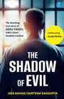 Texte umfassen "The shocking true story of AKKU YADAV" und "THE SHADOW OF EVIL". Ein Mann von hinten, vor einem Fenster.