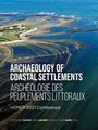 "Archaeology of Coastal Settlements, HOMER 2021 Conference." Luftaufnahme einer Küste mit Wellenmustern und einem Leuchtturm.