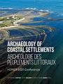 "ARCHAEOLOGY OF COASTAL SETTLEMENTS" steht in großen weißen Buchstaben über einer Luftaufnahme der Küste mit einem Leuchtturm.