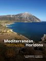 Mediterranean Horizons. Küstenlandschaft mit bergigem Hintergrund und blauem Meer, einige Häuser am Ufer.