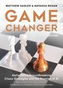 "GAME CHANGER" steht groß in der Mitte. Zwei Schachfiguren, ein weißer Bauer und ein goldener Bauer, auf einem Schachbrett.
