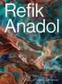 "Refik Anadol" in Weiß auf dynamischer, abstrakter Musterung in Blau- und Brauntönen. Unten steht "HANNIBAL MUSEA BRUGGE".