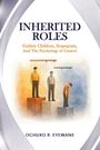 "INHERITED ROLES" zeigt drei Personen als Marionetten auf verschieden hohen Podesten in einem Farbverlaufshintergrund.