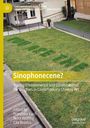"Sinophonecene?" ist der Titel. Es zeigt eine grüne Rasenfläche vor einem modernen Gebäude mit Holzsteg.