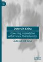 Text: "Others in China: Governing, Assimilation with Chinese Characteristics" von Abdürreşit Celil Karluk. Unscharfe Silhouetten.