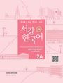 Text: "Sogang Korean", "서강 한국어", "Writing Book", "Workbook", "2A", QR-Code. Rosa Hintergrund, Gebäude-Illustrationen.