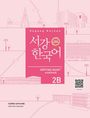 Text: "Sogang Korean, 서강 한국어, Writing Book, Workbook 2B." Rosa Hintergrund mit skizzierten Gebäuden und QR-Code.