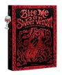 Schwarzes Buch mit rotem Text "Bite Me & Sweet Venom". Verziertes Design mit Rosen und Dornen. Schlüsselanhänger hängt an der Seite.