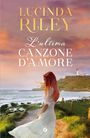 Titel: "L'ultima Canzone D’Amore" von Lucinda Riley. Eine Frau in weißem Kleid am Meer bei Sonnenuntergang mit einem Leuchtturm.