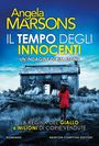 Titel: "Il Tempo degli Innocenti"; Autor: Angela Marsons. Szene: Frau in rotem Mantel vor einem alten Haus im Feld.