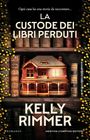 "LA CUSTODE DEI LIBRI PERDUTI" von Kelly Rimmer. Ein Bücherregal, darin ein beleuchtetes Miniaturhaus, umrahmt von gelben Blumen.