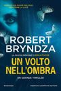 Text: "QUELLO CHE NASCE NEL BUIO NON TEME LA LUCE"; "ROBERT BRYNDZA"; "UN VOLTO NELL'OMBRA". Porträt mit Schmetterlingen.
