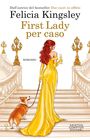 Text: "Felicia Kingsley, First Lady per caso, ROMANZO." Frau im gelben Kleid mit Hund auf Treppe, elegantes Ambiente.