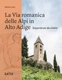 Titel: La Via romanica delle Alpi in Alto Adige. Ein Kirchturm mit spitzem Dach inmitten einer grünen Landschaft.