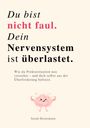 "Du bist nicht faul. Dein Nervensystem ist überlastet." Illustration eines lächelnden Gehirns mit Armen. Autor: Sarah Heinemann.