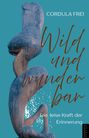 „Wild und wunderbar. Die leise Kraft der Erinnerung.“ Holzskulptur auf blauem Hintergrund.