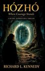 „Hózhó: When Courage Stands.“ Ein Mensch steht vor einem leuchtenden Tor im Wald. Mystische Stimmung, dunkle Farben.