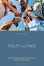 "Fight the Fake" oben, fünf junge Menschen nehmen ihre Smartphones auf, blauer Himmel im Hintergrund.
