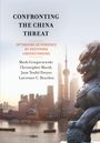 "CONFRONTING THE CHINA THREAT" in Schwarz. Shanghai Skyline bei Sonnenaufgang und Statue eines chinesischen Löwen. 