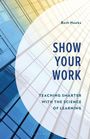 "SHOW YOUR WORK. TEACHING SMARTER WITH THE SCIENCE OF LEARNING" von Beth Hawks. Gebäude mit Glasfassade im Hintergrund.