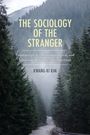 "The Sociology of the Stranger" von Kwang-ki Kim; Waldweg umgeben von hohen Tannen, neblige Atmosphäre.