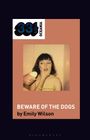 Text: "BEWARE OF THE DOGS by Emily Wilson." Bild einer Frau mit Mikrofon, Titel oben links im Rahmen.