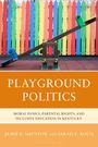 "Playground Politics", moralische Paniken, Elternrechte, inklusive Bildung in Kentucky; Holz-Wippe vor buntem Zaun.