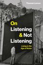 Titel: "On Listening & Not Listening: Living in the Age of Noise". Schwarz-weißes Foto mit Lautsprechern und einer Person.