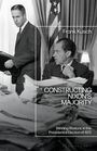 Constructing Nixon’s Majority. Frank Kusch. Zwei Männer in einem Büro, der eine sitzt, der andere steht mit Papieren.