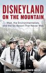 Text: "DISNEYLAND ON THE MOUNTAIN" und "Walt, the Environmentalists, and the Ski Resort That Never Was". Menschen vor Berglandschaft.