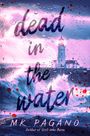 „dead in the water“, „MK PAGANO“, „Author of Girls Who Burn“. Ein Leuchtturm, umgeben von stürmischen Wellen und Wassertropfen.