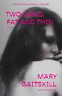 „TWO GIRLS, FAT AND THIN“ von Mary Gaitskill. Unscharfes Gesicht einer Frau, Hälfte im Schatten.