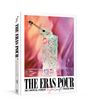 "The Eras Pour" und "The Unofficial, Ultimate Taylor Swift Cocktail Book" sind in großer Schrift zu sehen. Ein Cocktail mit Glitzer.
