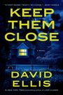 Text: "KEEP THEM CLOSE", "DAVID ELLIS", "A FAST-PACED, TWISTY, WILD RIDE. —MARY KUBICA". Ein dunkles Haus mit leuchtendem Fenster.