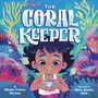 "The Coral Keeper" in großen Buchstaben, fröhliches Kind hält Koralle, umgeben von bunten Meeresbewohnern und Korallen.