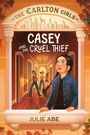 Dieser Entwurf zeigt den Text: "CASEY AND THE CRUEL THIEF" und "JULIE ABE". Eine Gruppe Kinder erkundet einen Flur.