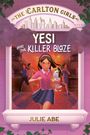 "YESI AND THE KILLER BLAZE" und "JULIE ABE". Mädchen mit Hund rennt aus brennendem Raum, Skyline oben, rosa Rahmen.