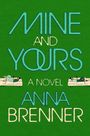 "MINE AND YOURS A NOVEL ANNA BRENNER" in großen Buchstaben auf grünem Hintergrund. Links und rechts liegen Personen auf Sofas.