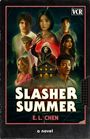 "Slasher Summer" von E.L. Chen. Illustration: Sieben junge Menschen, unheimliches Haus im Hintergrund, VHS-Stil.