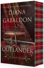 „#1 New York Times Bestseller, Diana Gabaldon, Outlander, The Deluxe Edition“. Ledertasche und Schwert vor Schottenmuster.
