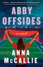 Text: "ABBY OFFSIDES", "a novel", "ANNA McCALLIE". Illustration: Frau hält roten Schal im Stadion, Spiel läuft.