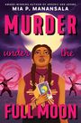 "Murder under the Full Moon" von Mia P. Manansala. Junge Frau mit Tarotkarte und Vollmond im Hintergrund, dynamische Silhouette.