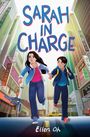 "SARAH IN CHARGE" von Ellen Oh. Illustration von zwei Kindern auf einer belebten Großstadtstraße.