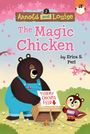 "Arnold and Louise: The Magic Chicken" von Erica S. Perl. Ein Bär und ein Streifenhörnchen stehen bei einer Kiste im Freien.