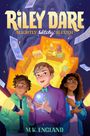 "Riley Dare: Slightly Witchy Sleuth" von M.K. England. Drei Jugendliche, einer mit magischem Licht in den Händen, stehen vor einem leuchtenden Raum.