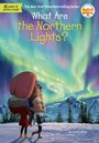 Text: "What Are the Northern Lights?" Zwei Kinder schauen nach oben, hinter ihnen Nordlichter am Himmel über verschneiten Bergen.