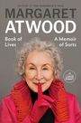„Margaret Atwood: Book of Lives, A Memoir of Sorts. Large Print.“ Ältere Frau in pinkem Outfit, lächelt, Finger vor Lippen.